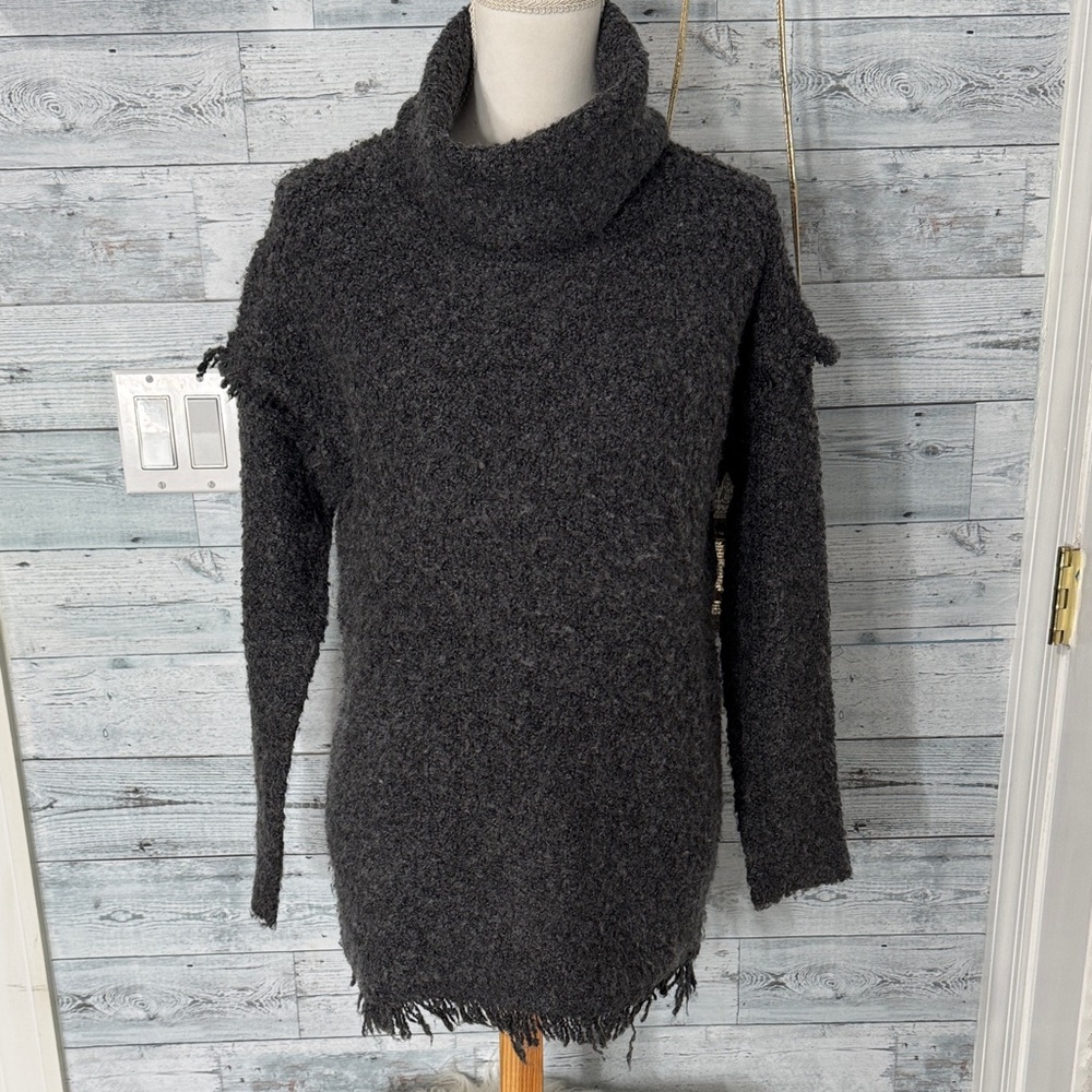 AMERICAN EAGLE GRAY TURTLENECK SWEATER